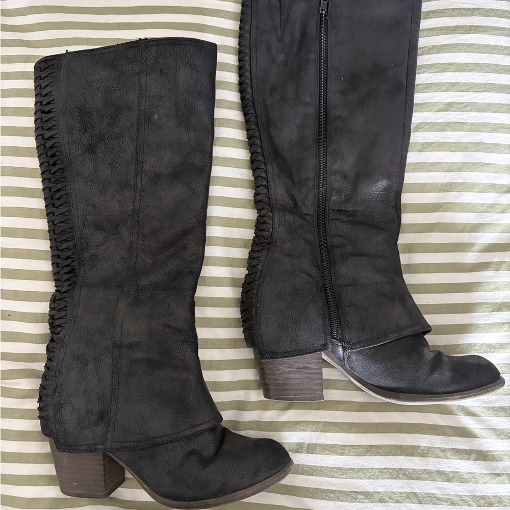 Elegant Black Heeled Boots with Braided Detail